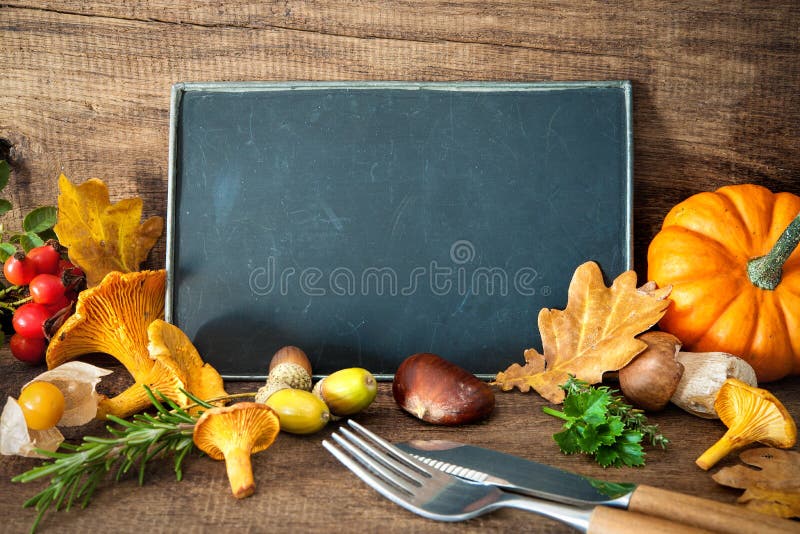 Danksagungsstillleben mit Pilzen, Saisonfrucht und veget stockfotografie Danksagungsstillleben mit Pilzen, Saisonfrucht und veget stockfotografie