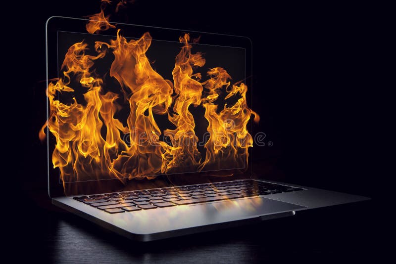 Danno del dispositivo del computer portatile Media misti. Computer portatile in fiamme del fuoco su fondo scuro Media misti