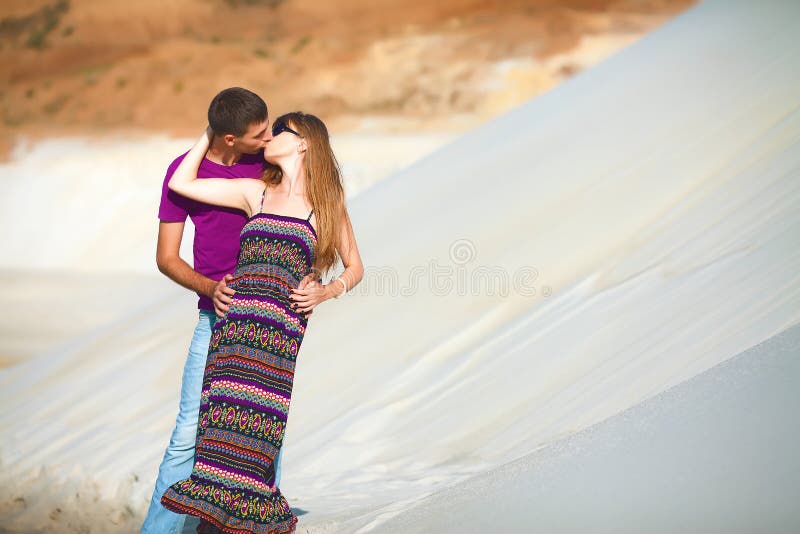Dans des couples d'amour dans le désert image stock Dans des couples d'amour dans le désert image stock