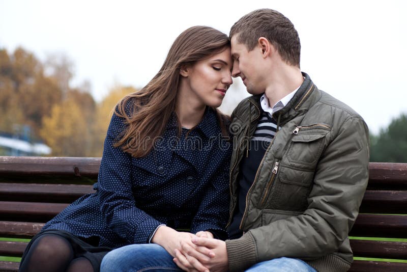 Dans des couples de jeunes d'amour photos stock Dans des couples de jeunes d'amour photos stock