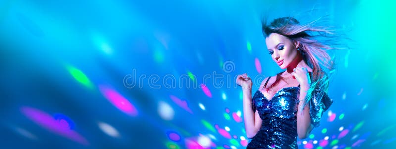 Dans f?r kvinna f?r modemodell sexig i neonljus Diskodansare som poserar i UV f?rgrikt ljus royaltyfri bild Dans f?r kvinna f?r modemodell sexig i neonljus Diskodansare som poserar i UV f?rgrikt ljus royaltyfri bild