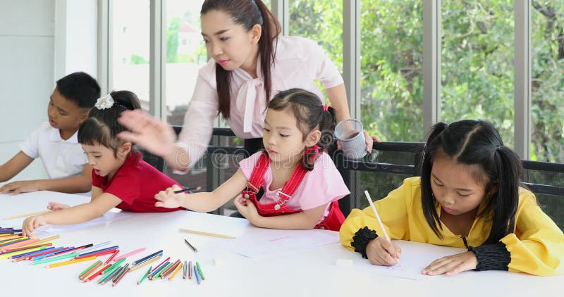 Dans la classe d'art, les étudiants asiatiques dessinent consciemment