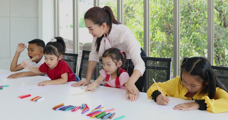 Dans la classe d'art, les étudiants asiatiques dessinent consciemment