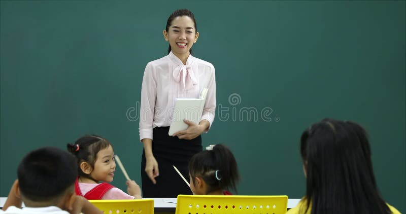 Dans la classe, professeur poser une certaine question aux étudiants