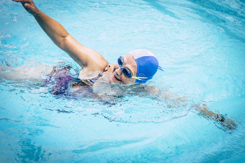 Femme Avec Bonnet De Bain Et Lunettes De Natation Dans Une Piscine