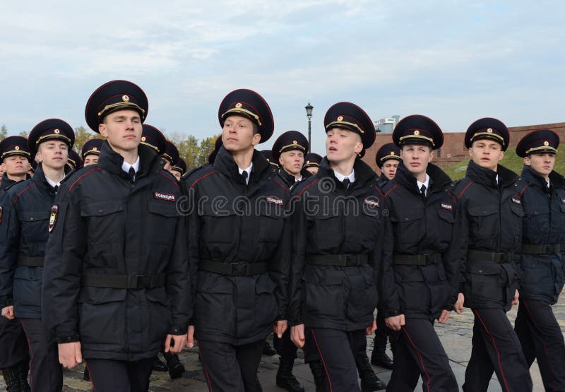 Dans le défilé des cadets de police sur la colline de Poklonnaya à Moscou photo libre de droits Dans le défilé des cadets de police sur la colline de Poklonnaya à Moscou photo libre de droits