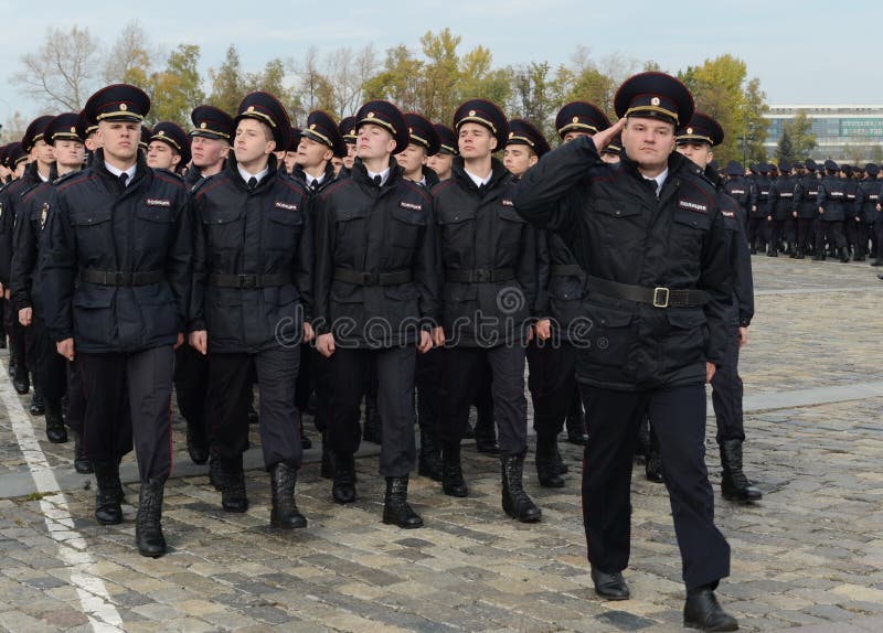 Dans le défilé des cadets de police sur la colline de Poklonnaya à Moscou photographie stock libre de droits Dans le défilé des cadets de police sur la colline de Poklonnaya à Moscou photographie stock libre de droits