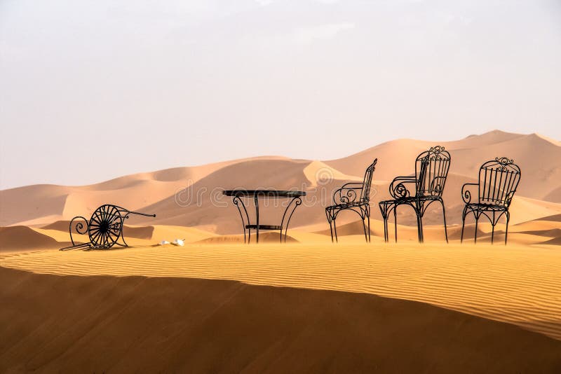 Dans les dunes de l'erg Chebbi près de Merzouga au Maroc du sud-est photo stock Dans les dunes de l'erg Chebbi près de Merzouga au Maroc du sud-est photo stock