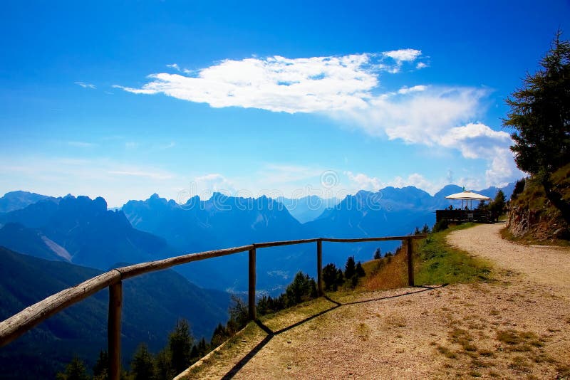Dans les nuages dans les dolomites, l'Italie images stock Dans les nuages dans les dolomites, l'Italie images stock