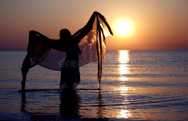 Dansen met de zonsondergang royalty-vrije stock foto