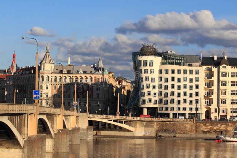 Dansa hus i Prague arkivbilder