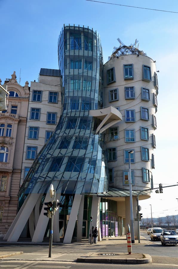 Dansa hus, modern arkitektur i Prague royaltyfri foto