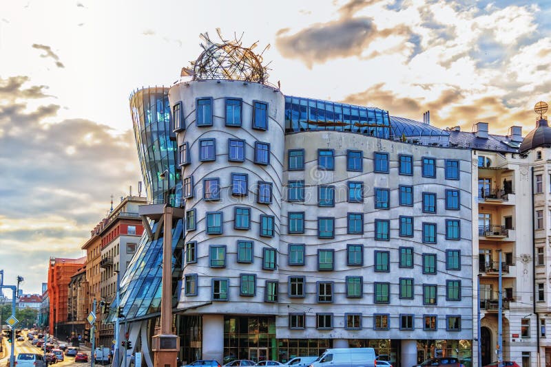 Dansa huset eller Fred och ljust rödbrun byggnad i Prague arkivbild