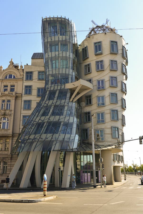 Dansa huset i prague arkivfoto