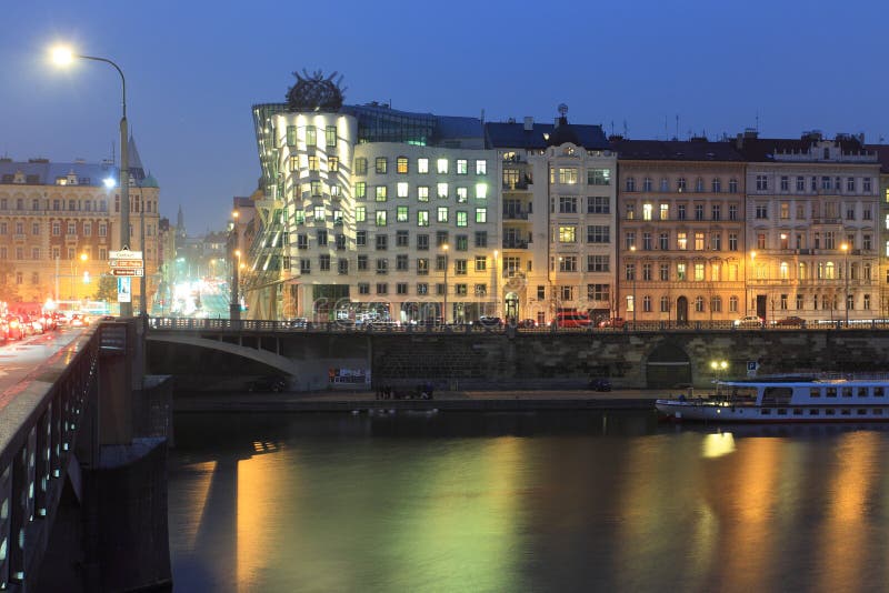 Dansa huset i Prague arkivfoto