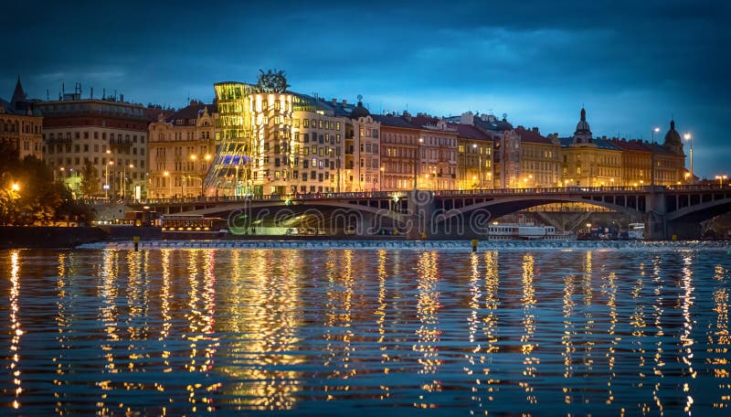 Dansa huset i Prague på natten, Tjeckien royaltyfri foto