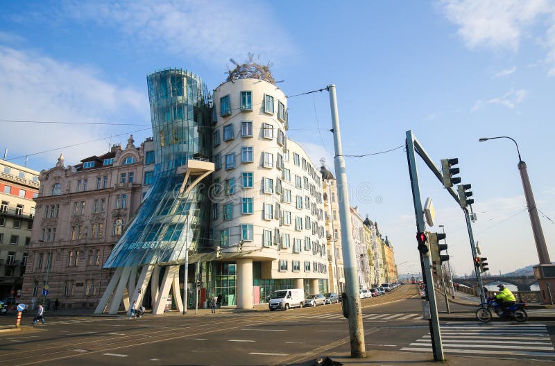 Dansa huset i Prague, Tjeckien fotografering för bildbyråer