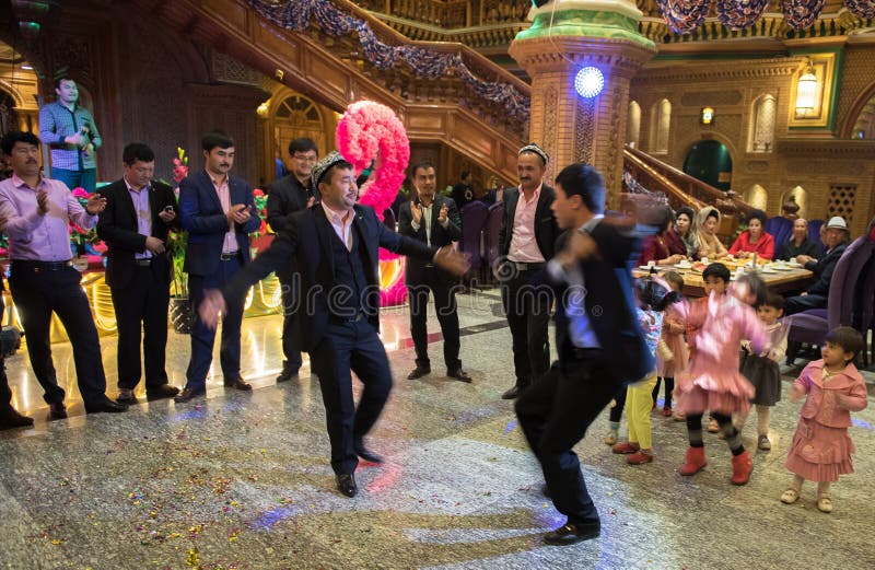 Dansa i bröllopceremoni. I Uighurområdena på Xinjiang är folket alltid som att dansa lyckligt i bröllopceremonin Denna är brudgummen som bär en hatt på huvudet Taget på kashistaden av Xinjiang Uygur den autonoma regionen, Kina Oktober 14,2016