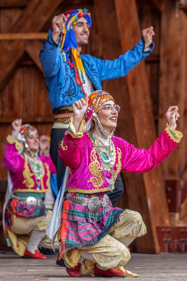 Dansare från Turkiet i traditionell dräkt royaltyfri bild Dansare från Turkiet i traditionell dräkt royaltyfri bild