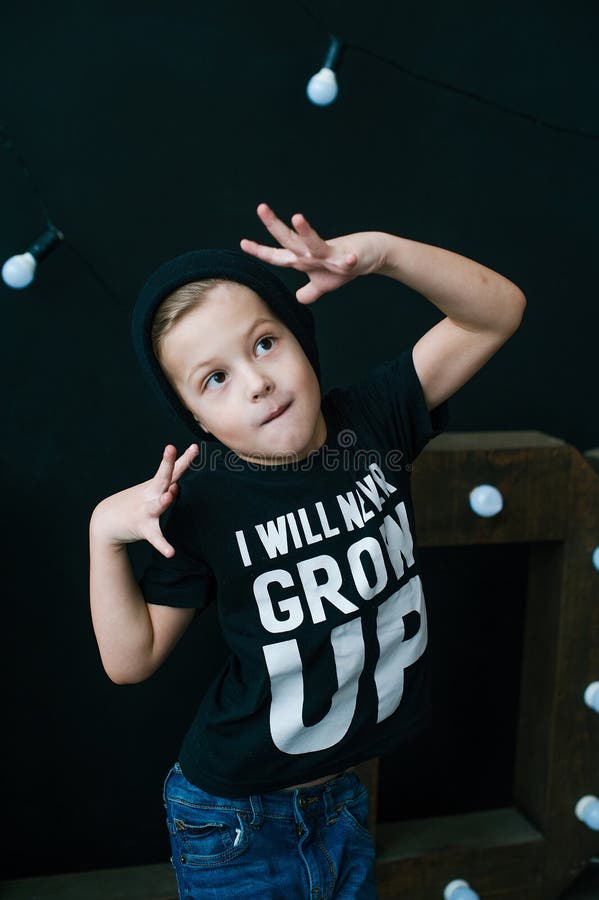 dansare little trendig pys Hip Hop stil Ung rappare Roligt barn i lock royaltyfria foton dansare little trendig pys Hip Hop stil Ung rappare Roligt barn i lock royaltyfria foton