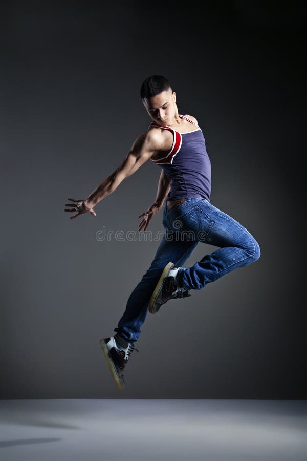 Dansare poserar framför studiokulissen arkivbild