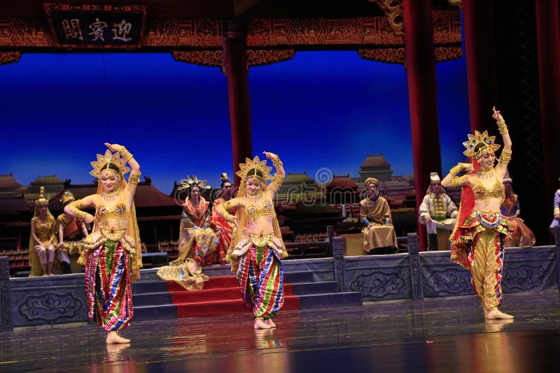Dansare tre av dansdramat som spelas i Dunhuang den storslagna teatern, Kina fotografering för bildbyråer Dansare tre av dansdramat som spelas i Dunhuang den storslagna teatern, Kina fotografering för bildbyråer
