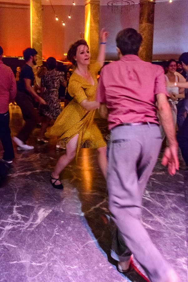 Dansare under `en 2017 världsdriftstopp`en och i Madrid Spanien royaltyfri bild Dansare under `en 2017 världsdriftstopp`en och i Madrid Spanien royaltyfri bild
