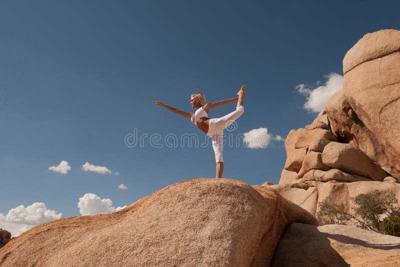 Dansaren för yogakvinnaöknen poserar