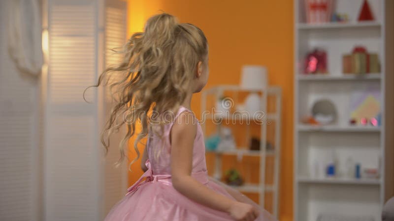 Danse adorable de petite fille dans la robe rose, feignant pour être princesse, bonheur clips vidéos