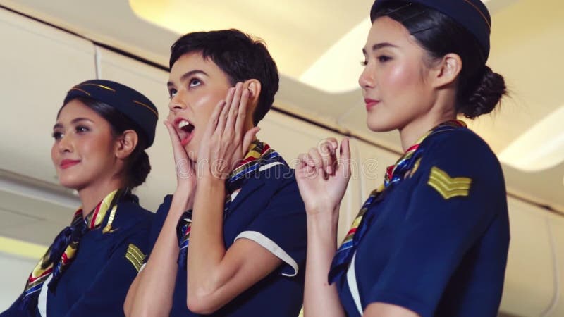Danse d'équipage de cabine avec joie dans l'avion banque de vidéos
