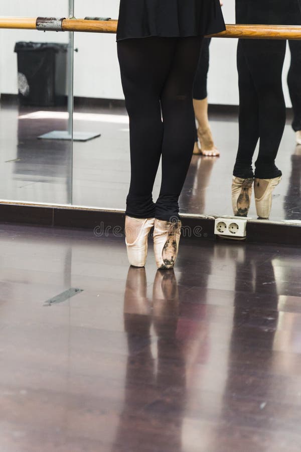 Danse de ballerine, plan rapproché sur des jambes et chaussures photo libre de droits Danse de ballerine, plan rapproché sur des jambes et chaussures photo libre de droits
