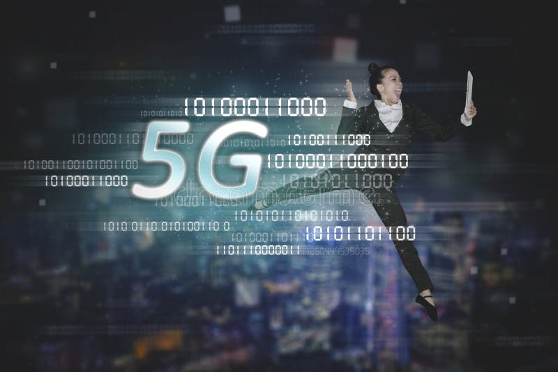 Danse de femme d'affaires avec le symbole du réseau 5G images stock Danse de femme d'affaires avec le symbole du réseau 5G images stock