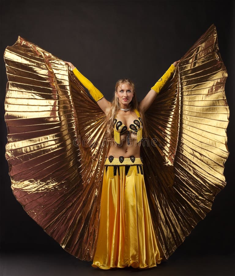 Danse de femme de beauté avec l'aile d'or photos stock Danse de femme de beauté avec l'aile d'or photos stock