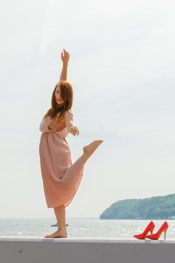 Danse de femme portant la longue robe rose-clair photographie stock Danse de femme portant la longue robe rose-clair photographie stock
