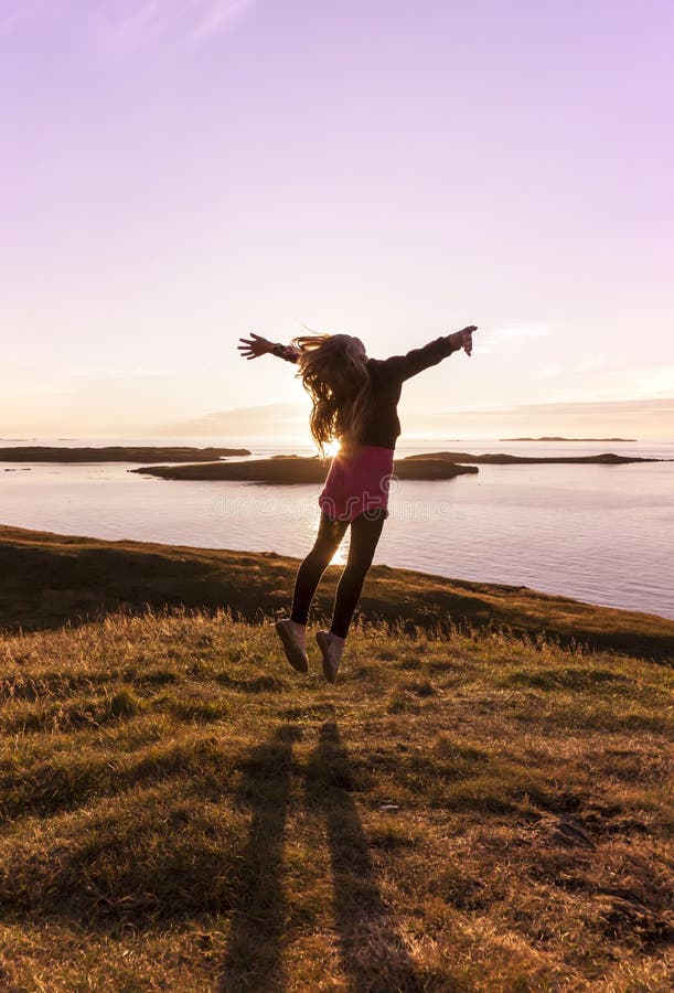 Danse de fille dans le coucher du soleil photo libre de droits Danse de fille dans le coucher du soleil photo libre de droits