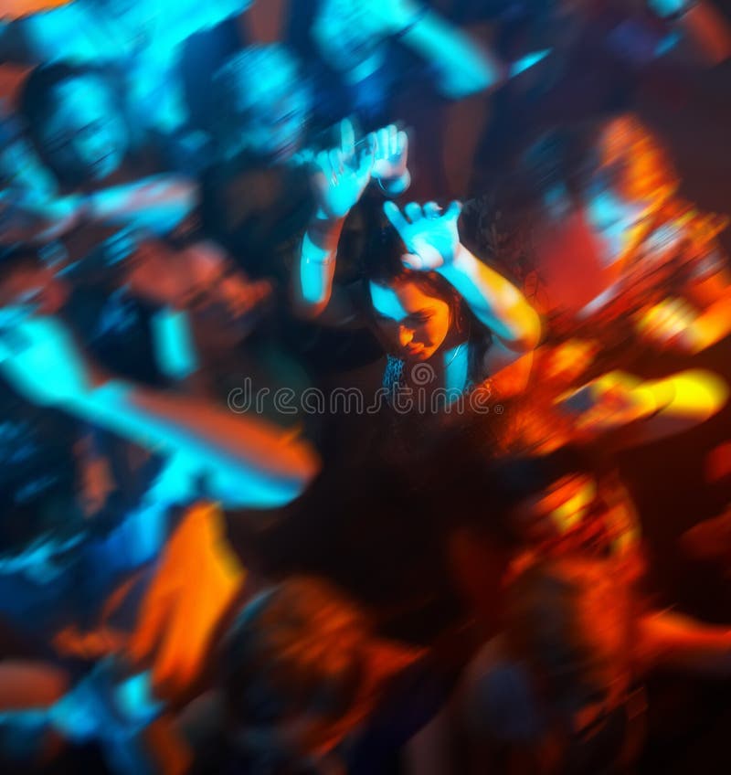 Danse de gens dans un bar ou une boîte de nuit à une réception image stock Danse de gens dans un bar ou une boîte de nuit à une réception image stock