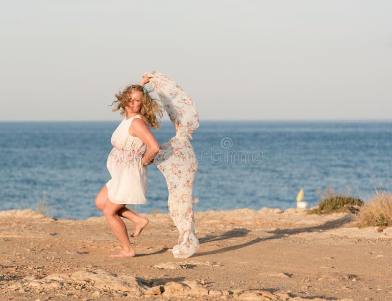 Danse de jeune femme avec la longue écharpe images libres de droits
