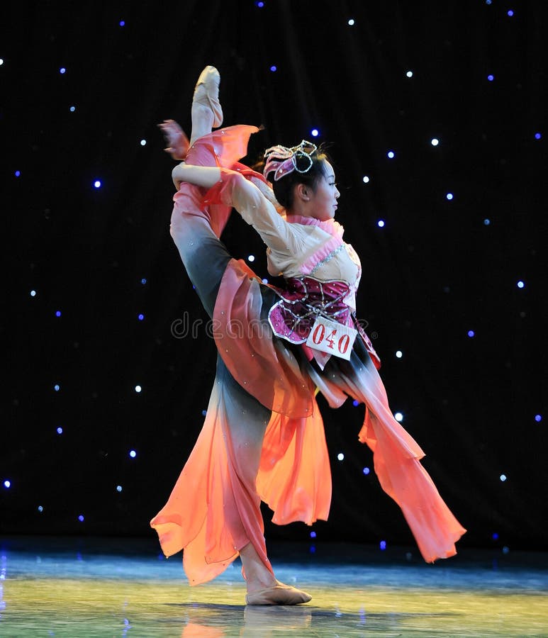 Danse folklorique chinoise retournée photographie stock libre de droits Danse folklorique chinoise retournée photographie stock libre de droits