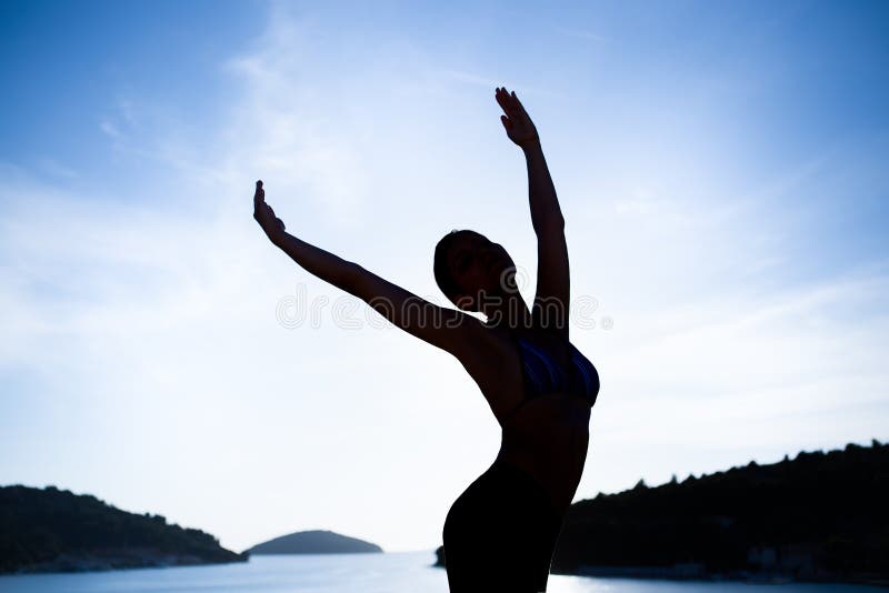 Danse insouciante de femme Vie saine de vitalité de vacances Femme libre embrassant le soleil, appréciant la paix, sérénité en na photo libre de droits Danse insouciante de femme Vie saine de vitalité de vacances Femme libre embrassant le soleil, appréciant la paix, sérénité en na photo libre de droits