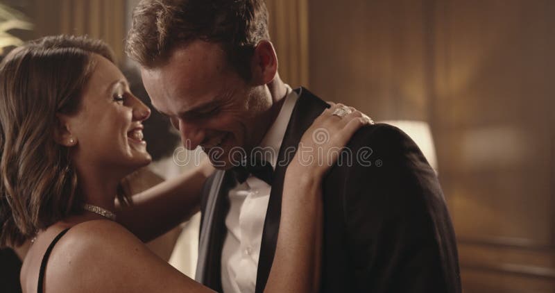 Danse jeune bienveillance de couples à une partie banque de vidéos