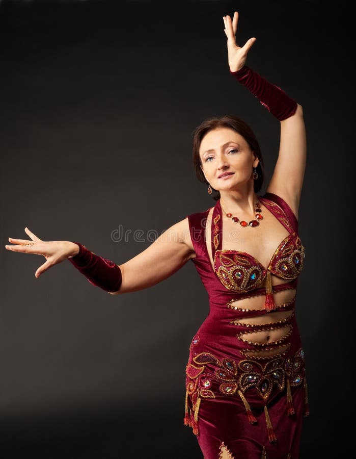 Danse mûre de femme dans le costume arabe photos stock Danse mûre de femme dans le costume arabe photos stock