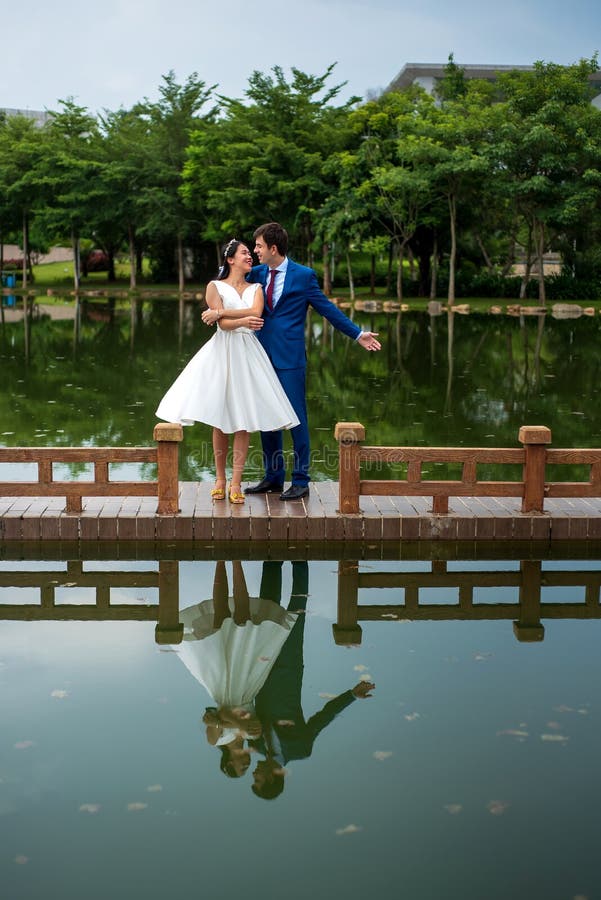 Danse romantique de couples par le lac photos stock Danse romantique de couples par le lac photos stock