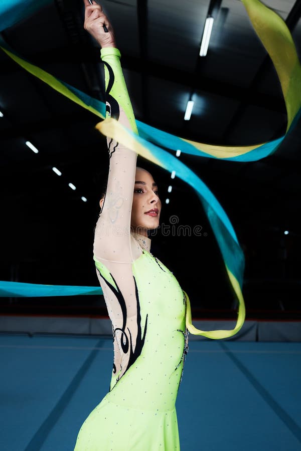 Silhouette de ruban de danse jeune femme gymnaste exécutant la gymnastique  rythmique / rythmique | Poster
