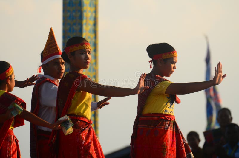 Danse traditionnelle de Medan Batak image libre de droits Danse traditionnelle de Medan Batak image libre de droits