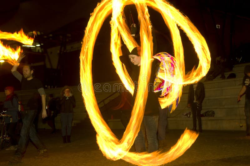 Danse étonnante d'exposition du feu la nuit, éditorial, 26/02/2016 Castlefield Manchester photos libres de droits Danse étonnante d'exposition du feu la nuit, éditorial, 26/02/2016 Castlefield Manchester photos libres de droits