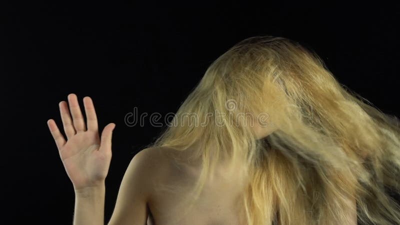 Dansend meisje het schudden hoofd stock video