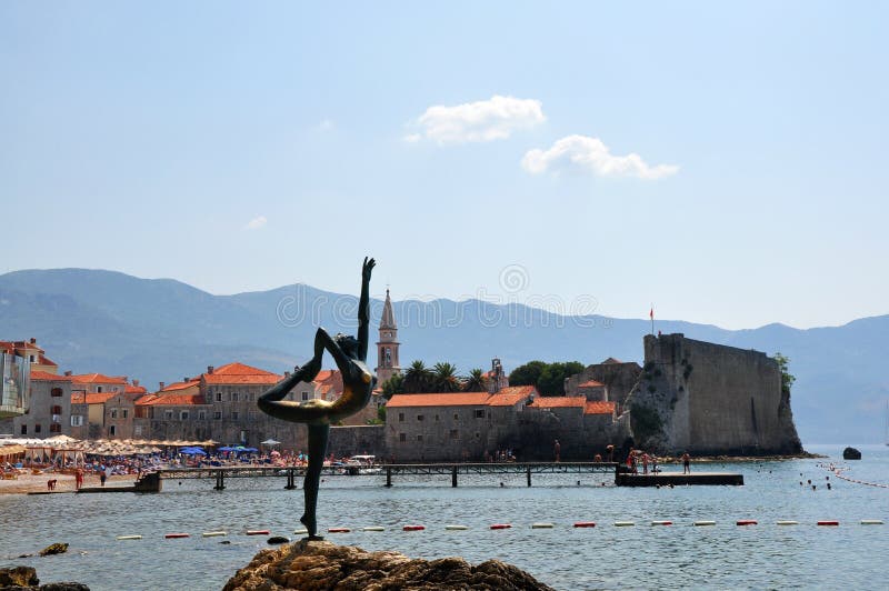Dansend Meisjesstandbeeld. Budva, Montenegro stock afbeelding Dansend Meisjesstandbeeld. Budva, Montenegro stock afbeelding