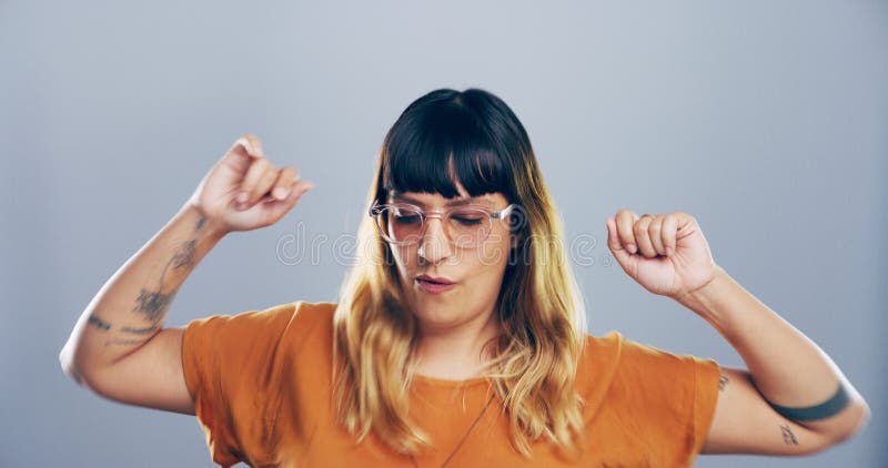 Dansenergi och glasögon med kvinna i studio för att fira klubbning eller festkul. Att flytta musik och på allvar med royaltyfri bild