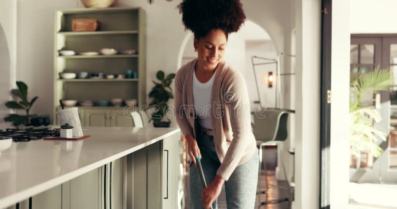 Danser femme et le nettoyage avec la serpillière ou s'amuser avec l'hygiène dans les corvées de cuisine et désinfection. Joyeux Af banque de vidéos