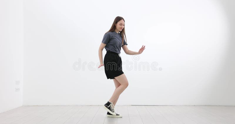 Danser jeune femme fait des pas rythmiques clips vidéos